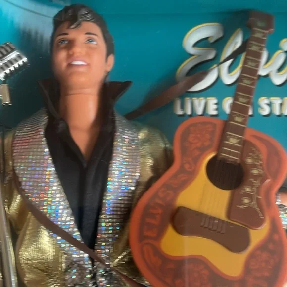 New in box Elvis and Barbie combined Barbie pair - Picture 6 of 9